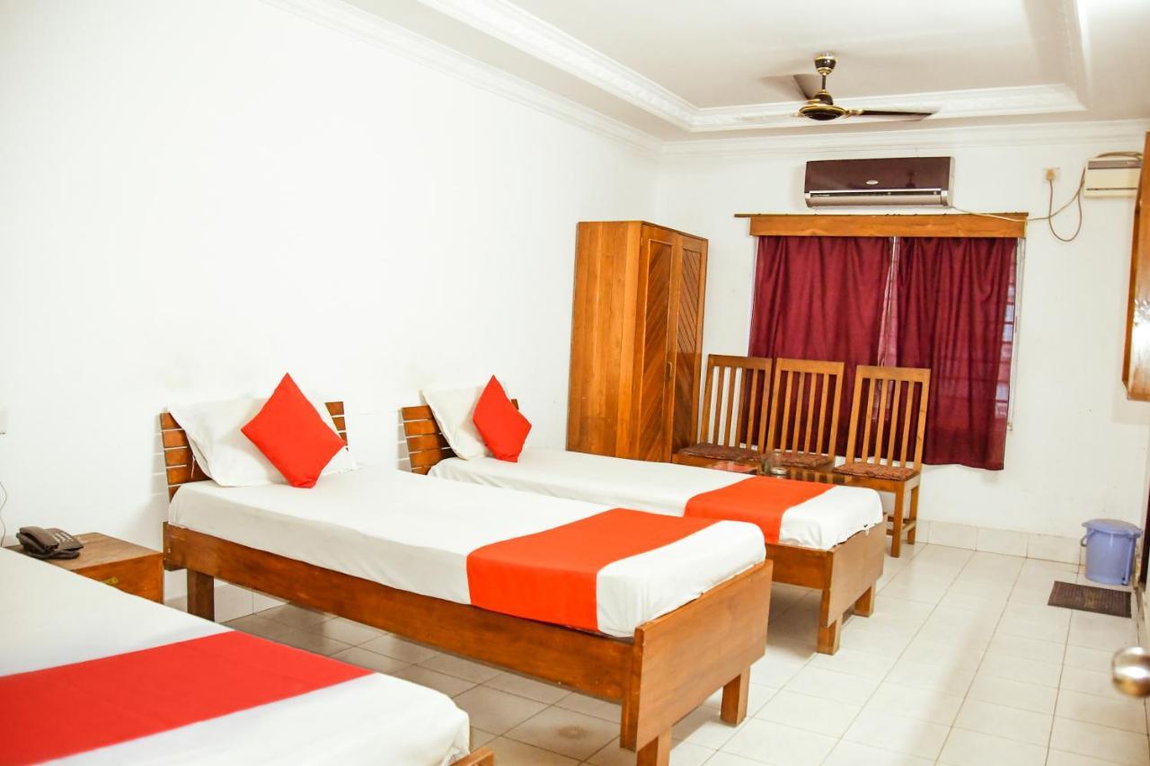 Hotel Nakshatra Karimganj エクステリア 写真