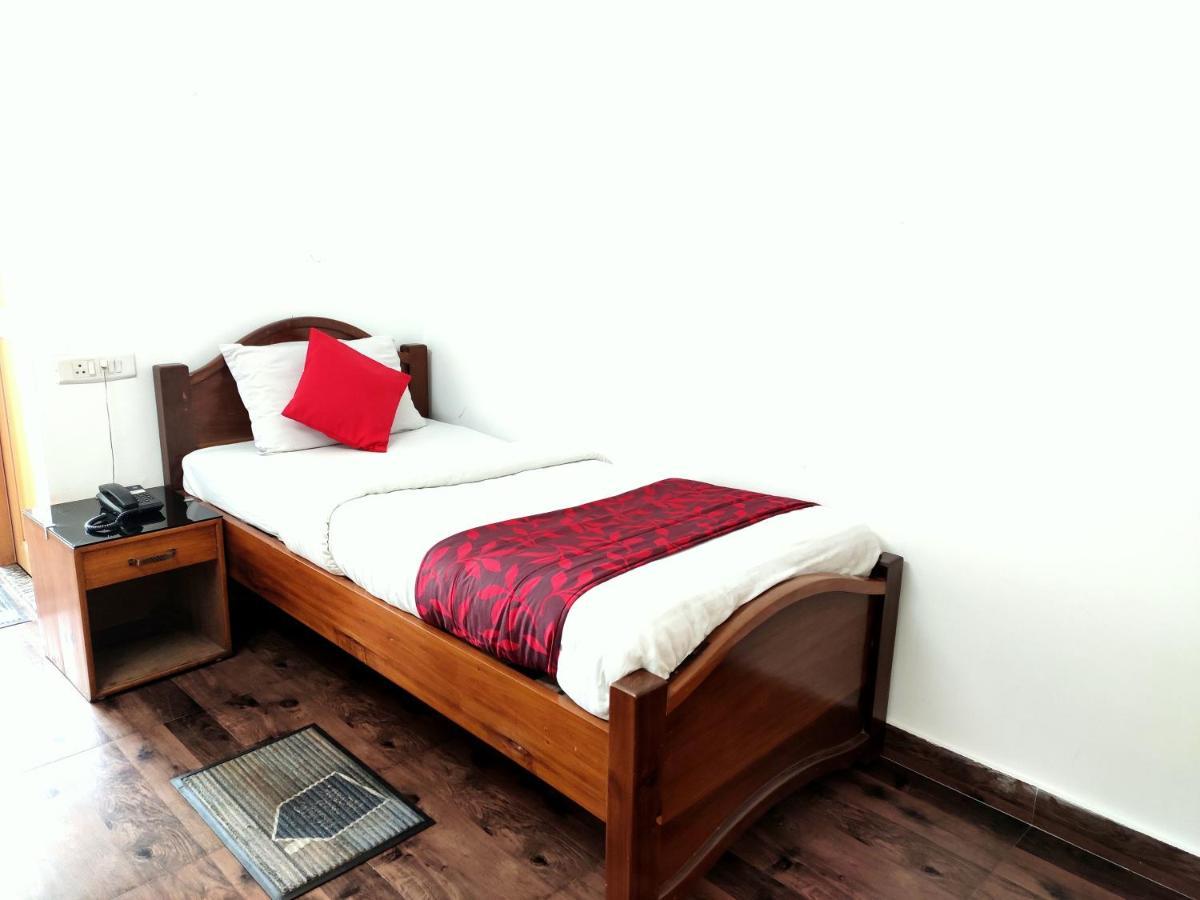 Hotel Nakshatra Karimganj エクステリア 写真