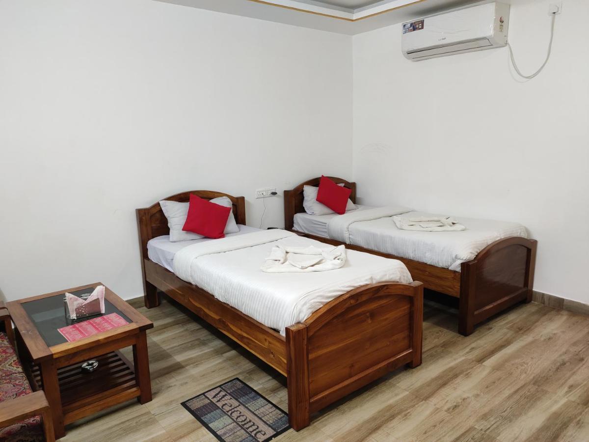 Hotel Nakshatra Karimganj エクステリア 写真