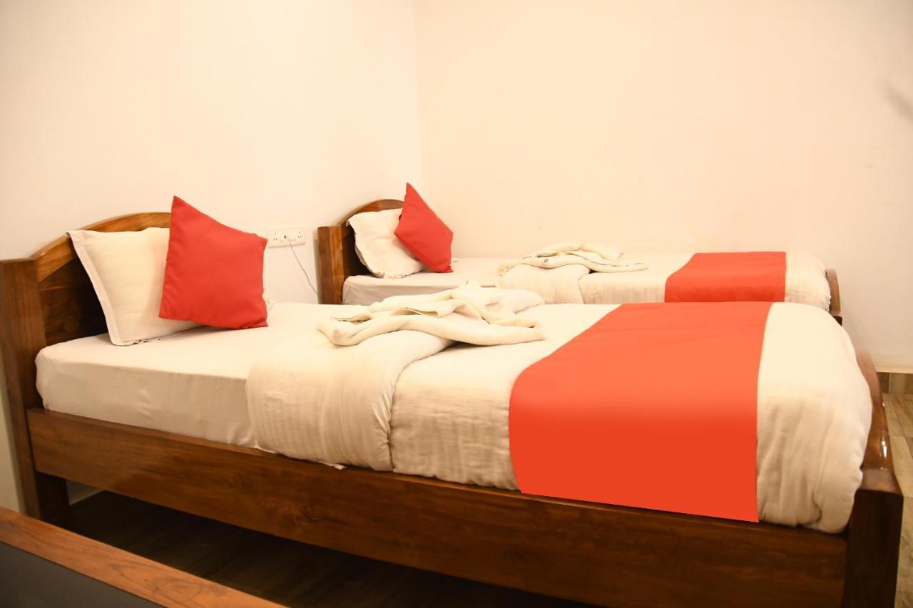 Hotel Nakshatra Karimganj エクステリア 写真